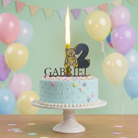 Personalisierter Teddybär-Cake-Topper mit Name und Alter auf einer pastellfarbenen Torte zum ersten Geburtstag